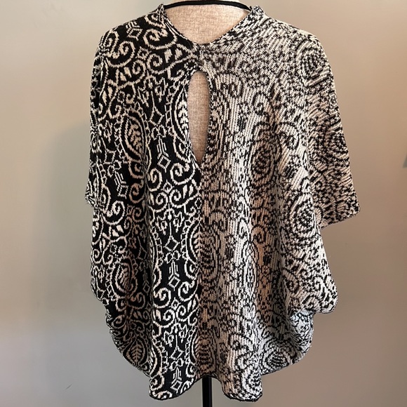 Democracy | Size S | Paisley Boho Style poncho with Arm holes | Overlap front - Picture 3 of 7